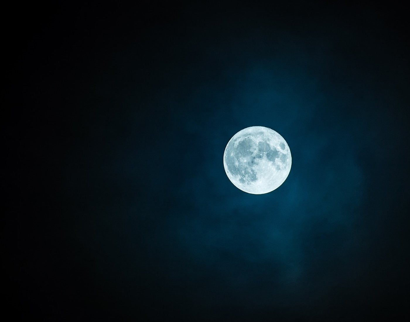 Pleine lune dans un ciel de nuit