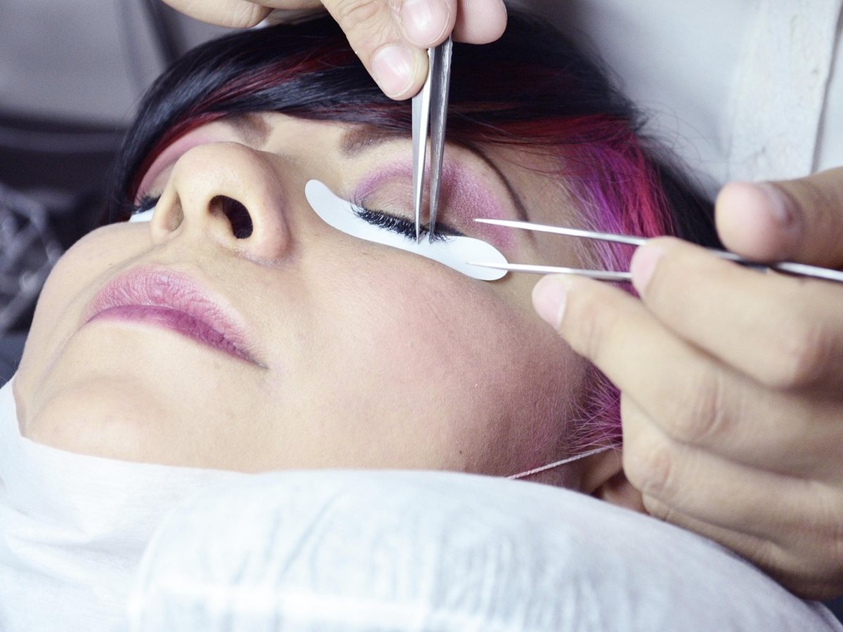 Soin du regard : rehaussement et restructuration des sourcils