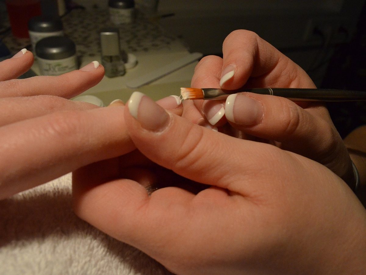 Manucure soignée et pose de vernis
