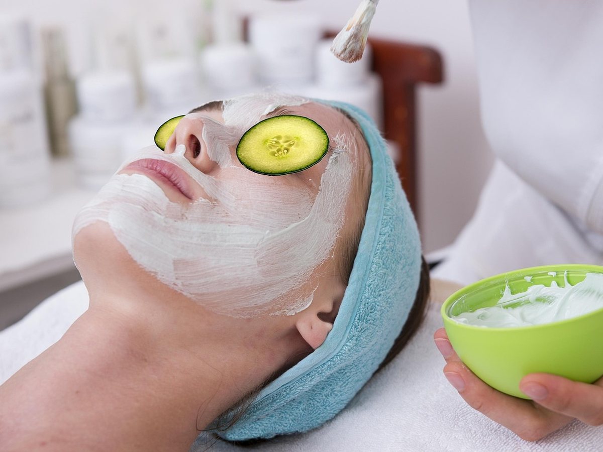 Soin du visage relaxant avec masque et concombre
